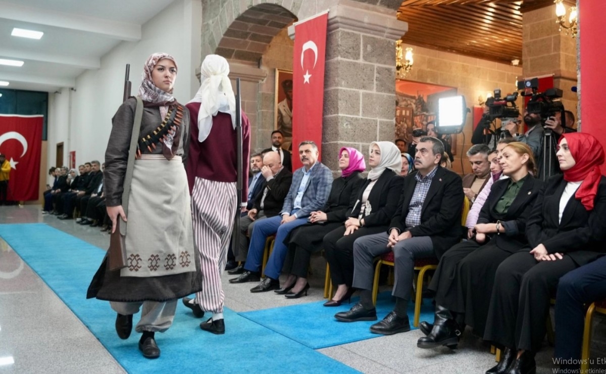 Erzurum'da 'Payidar' Defilesiyle Cumhuriyet Coşkusu