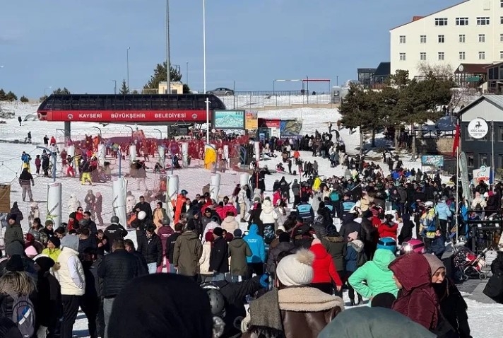 Erciyes Kayak Merkezi, 2025'in İlk Gününde Ziyaretçi Akınına Uğradı!