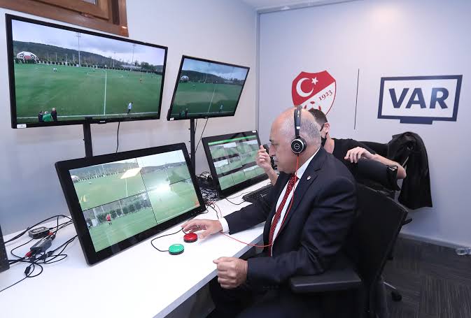 Süper Lig'de geçici süreyle yabancı VAR hakemleri görev alacak