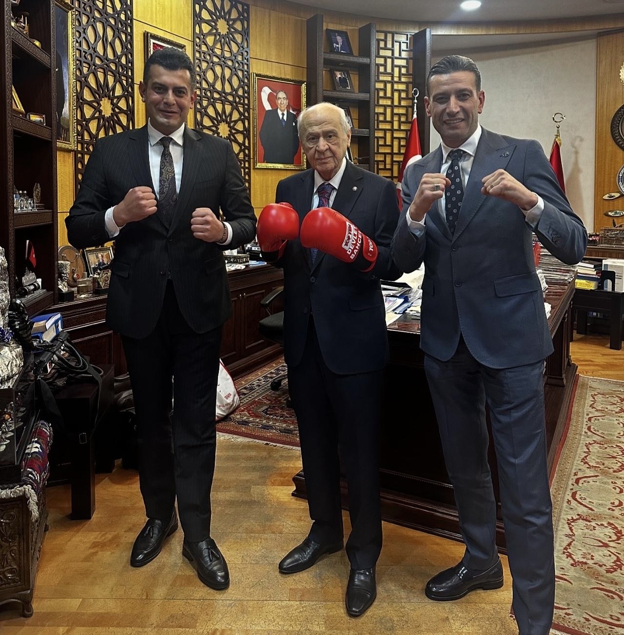 Bahçeli boks eldivenleriyle