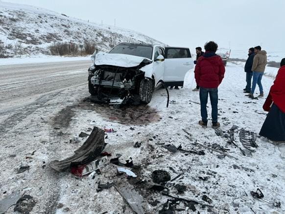 Erzurum'da iki araç çarpıştı: 2 ölü, 3 yaralı