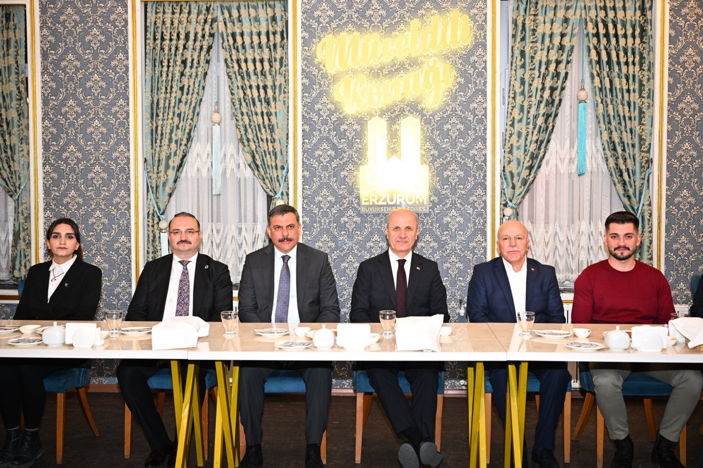 YÖK Başkanı Erol Özvar, Erzurum'da gençlerle sahur yaptı