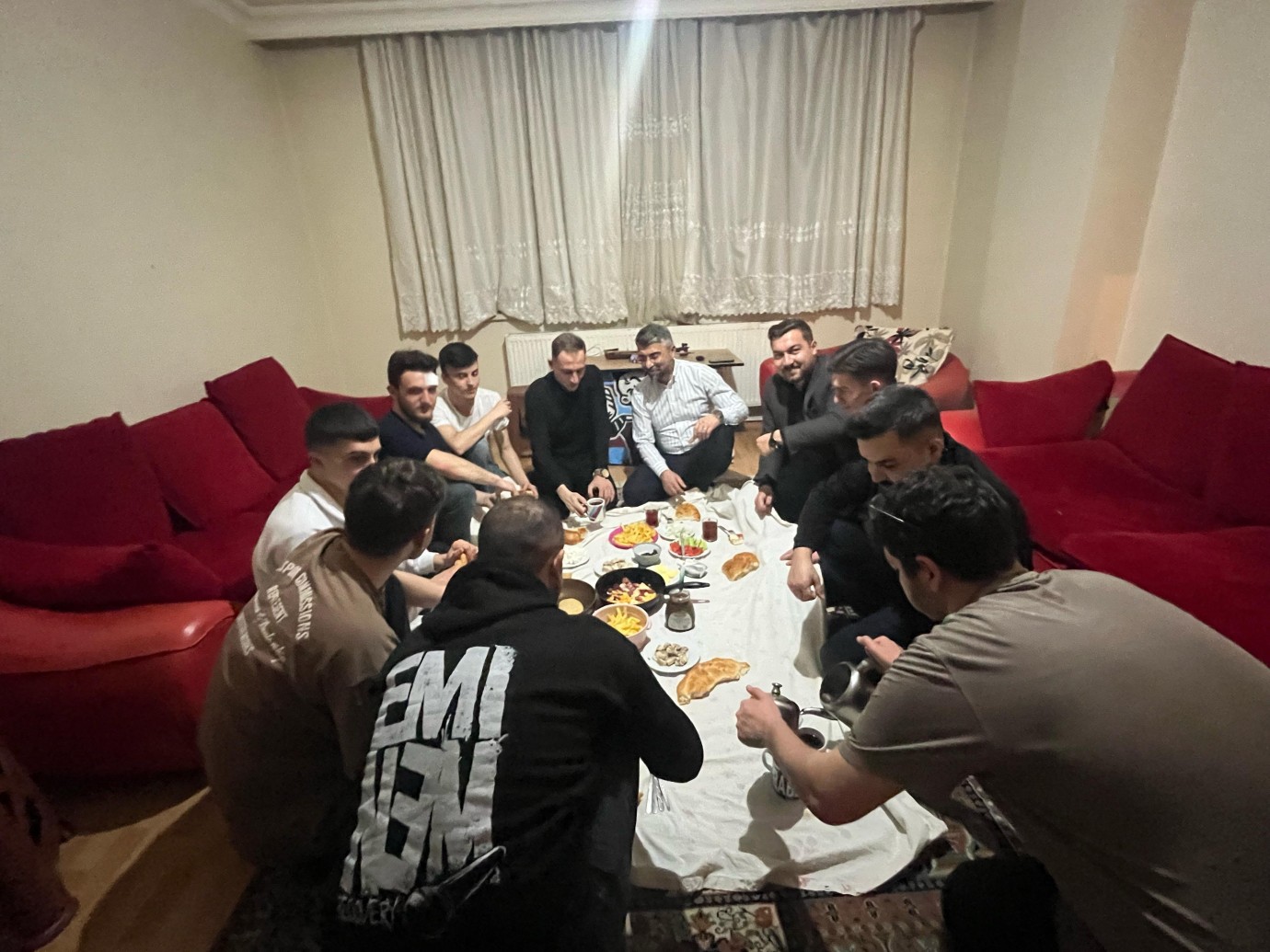 AK Parti Erzurum İl Başkanı Küçükoğlu'ndan öğrencilerle sahur buluşması