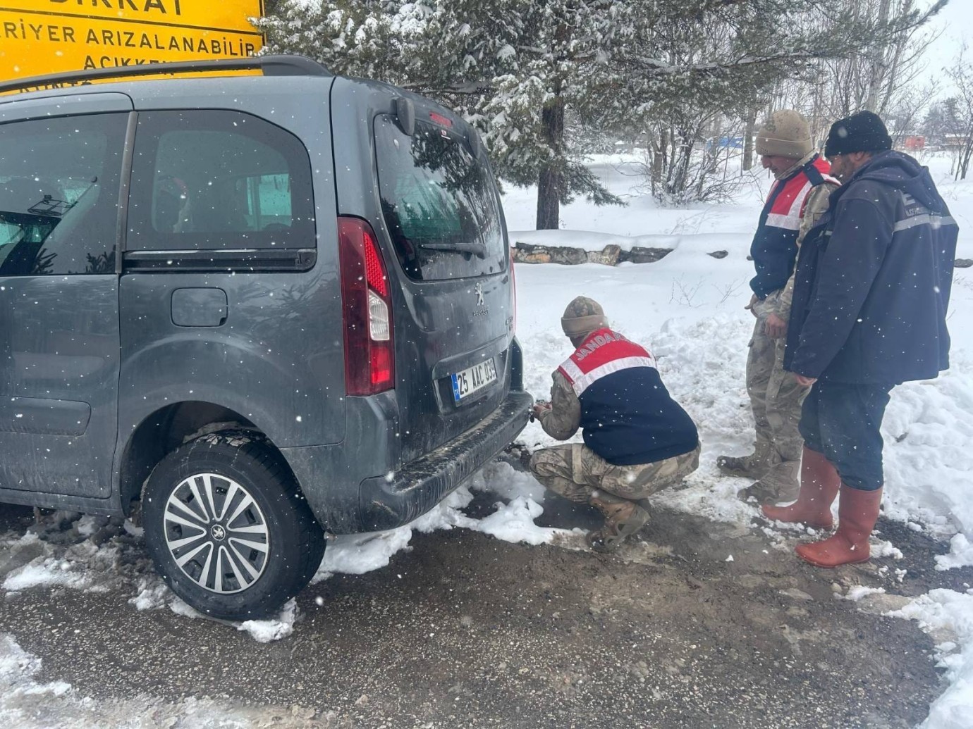 Erzurum'da jandarma zorlu hava koşullarında yardım için seferber oldu