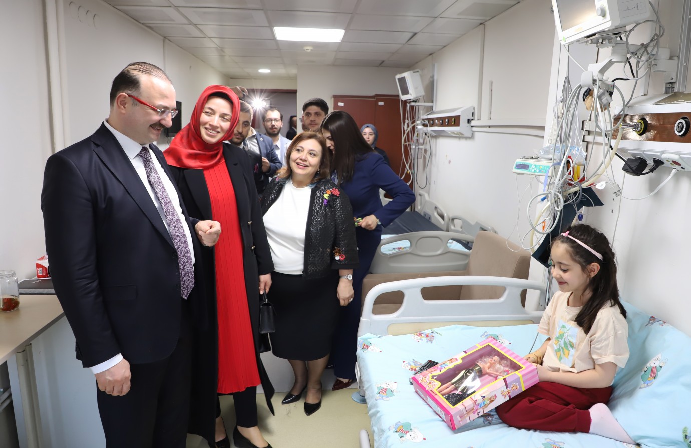 Minik hastalara bayram morali: Rektör ve eşi hastaneyi ziyaret etti