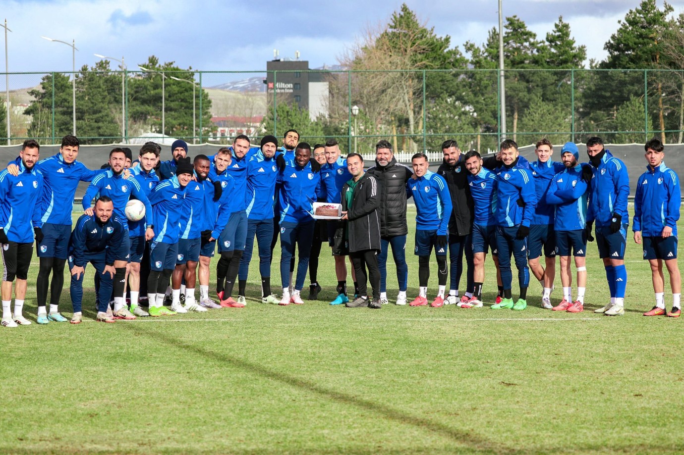 Erzurumspor FK’da Sylla’ya sürpriz doğum günü kutlaması