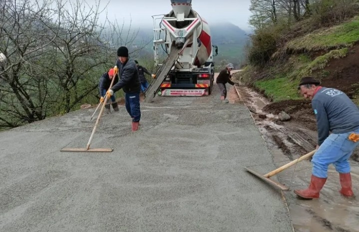 Ordu Aybastı'da Beton Yol Çalışmaları Sürüyor