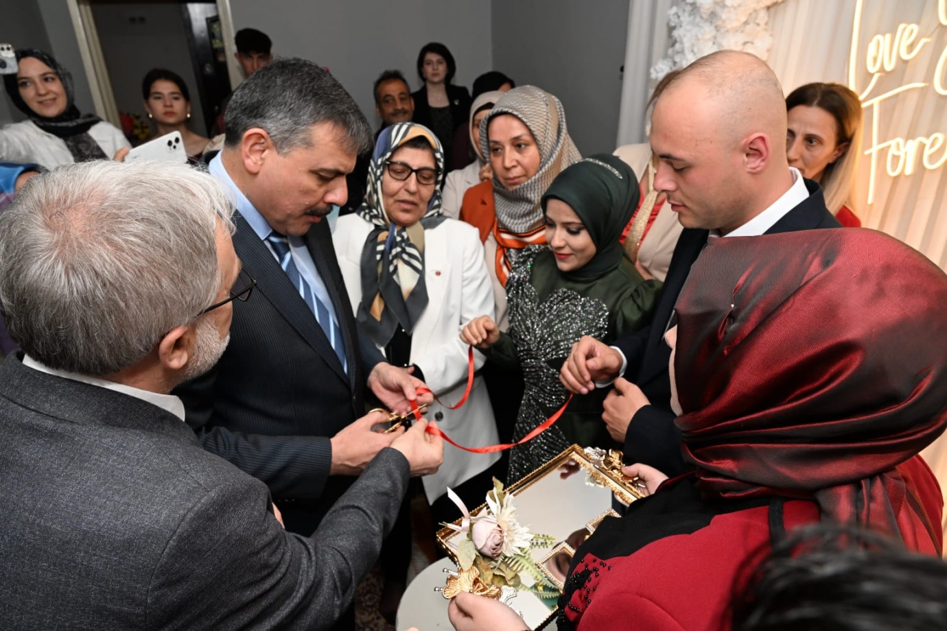Erzurum Valisi genç çifti yalnız bırakmadı