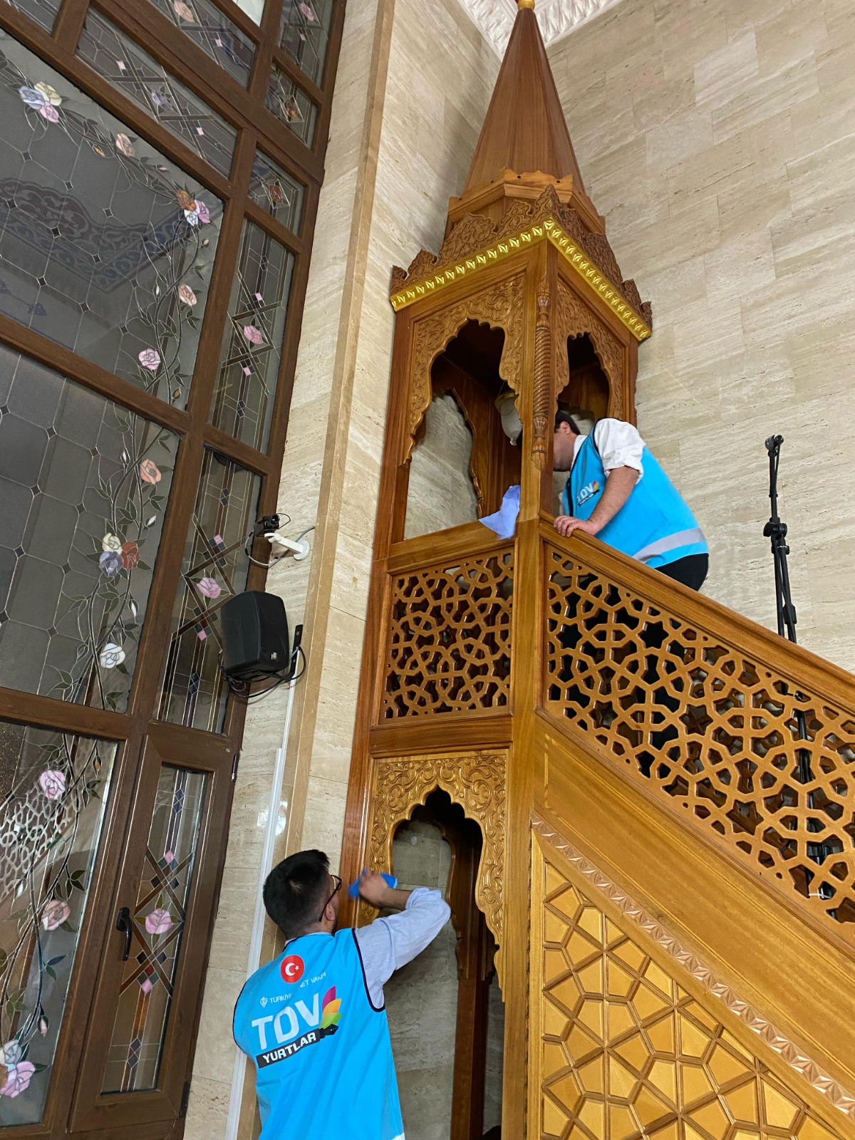 Gençlerden iyilik hareketi, cami temizlediler