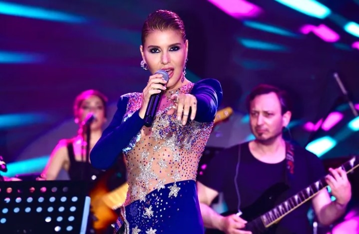 Gülben Ergen'den Servis Elemanlarına Sahneye Özel Sürpriz