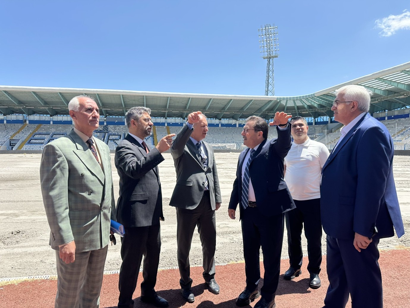 Erzurumspor'un maçlarını oynadığı sahada zemin yenileme çalışmaları sürüyor