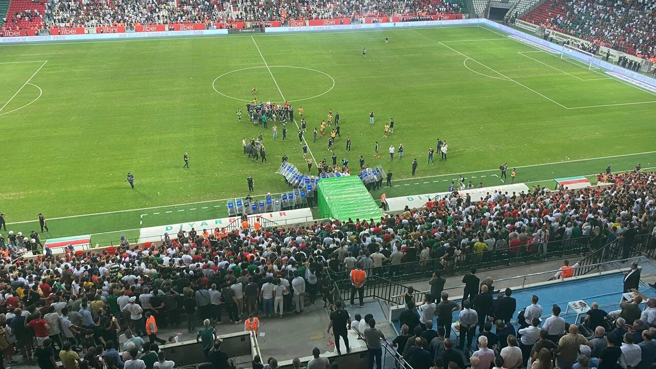 Diyarbakır’da büyük skandal! Erzurumsporlu futbolculara maç sonrası saldırı
