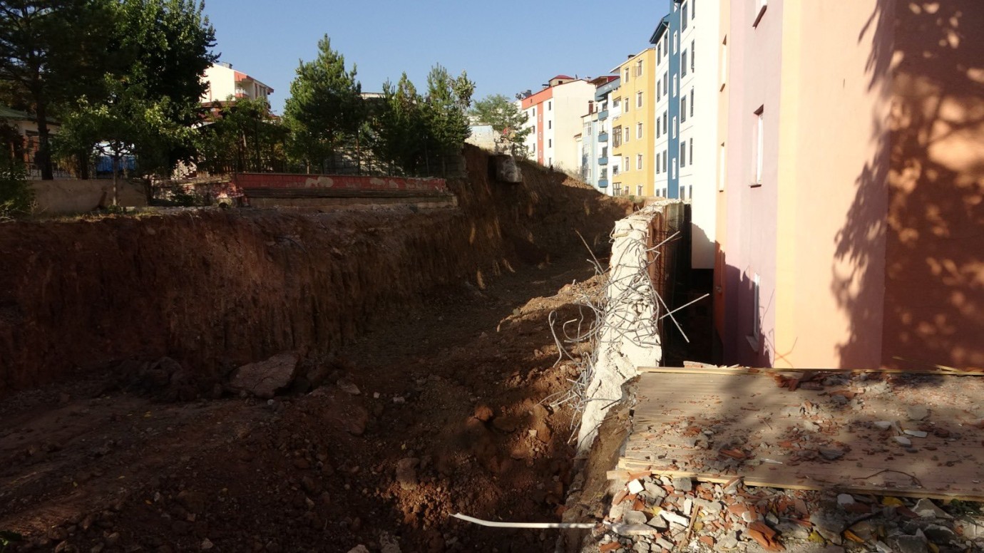 Erzurum'un İspir ilçesinde heyelan! Evler tahliye edildi