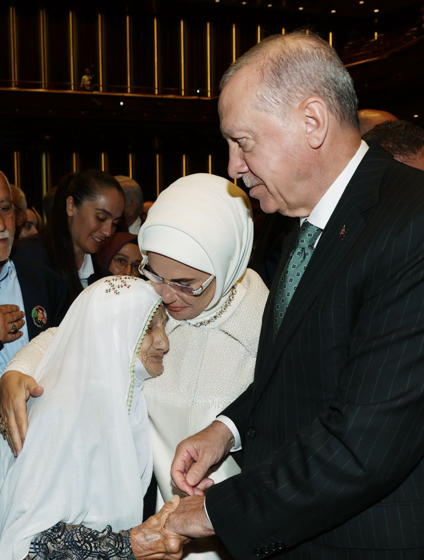Cumhurbaşkanı Erdoğan ve eşi Erzurumlu Şefika Nine ile bir araya geldi