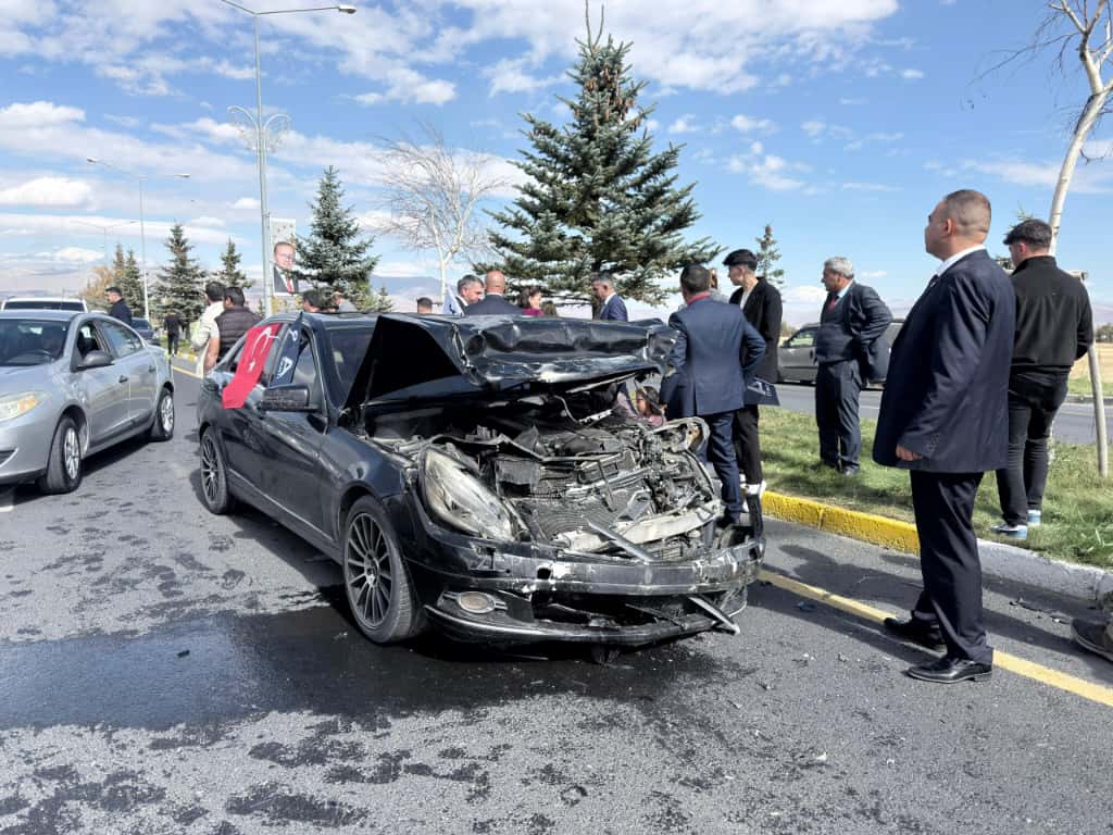 Erzurum’da Yavuz Ağıralioğlu’nun konvoyunda feci kaza