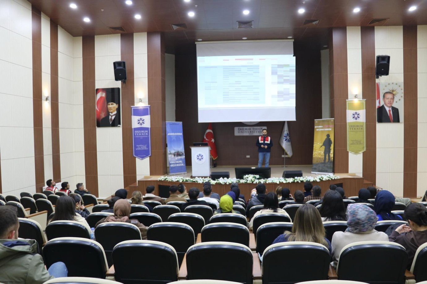 Erzurum'da jandarmadan üniversitede madde bağımlılığı semineri