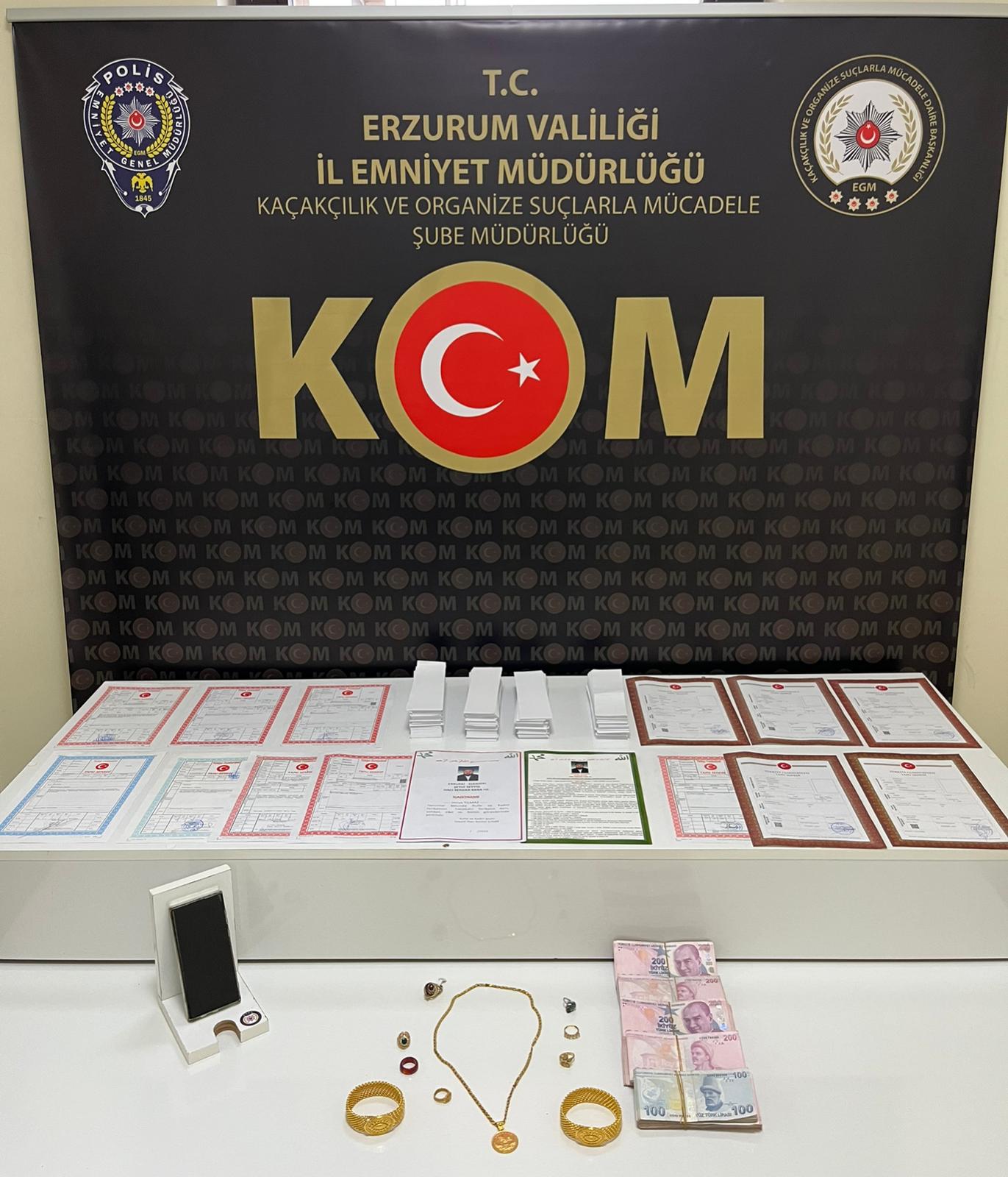 Erzurum'da üfürükçü operasyonu! Tomar paralar, altınlar, tapular...