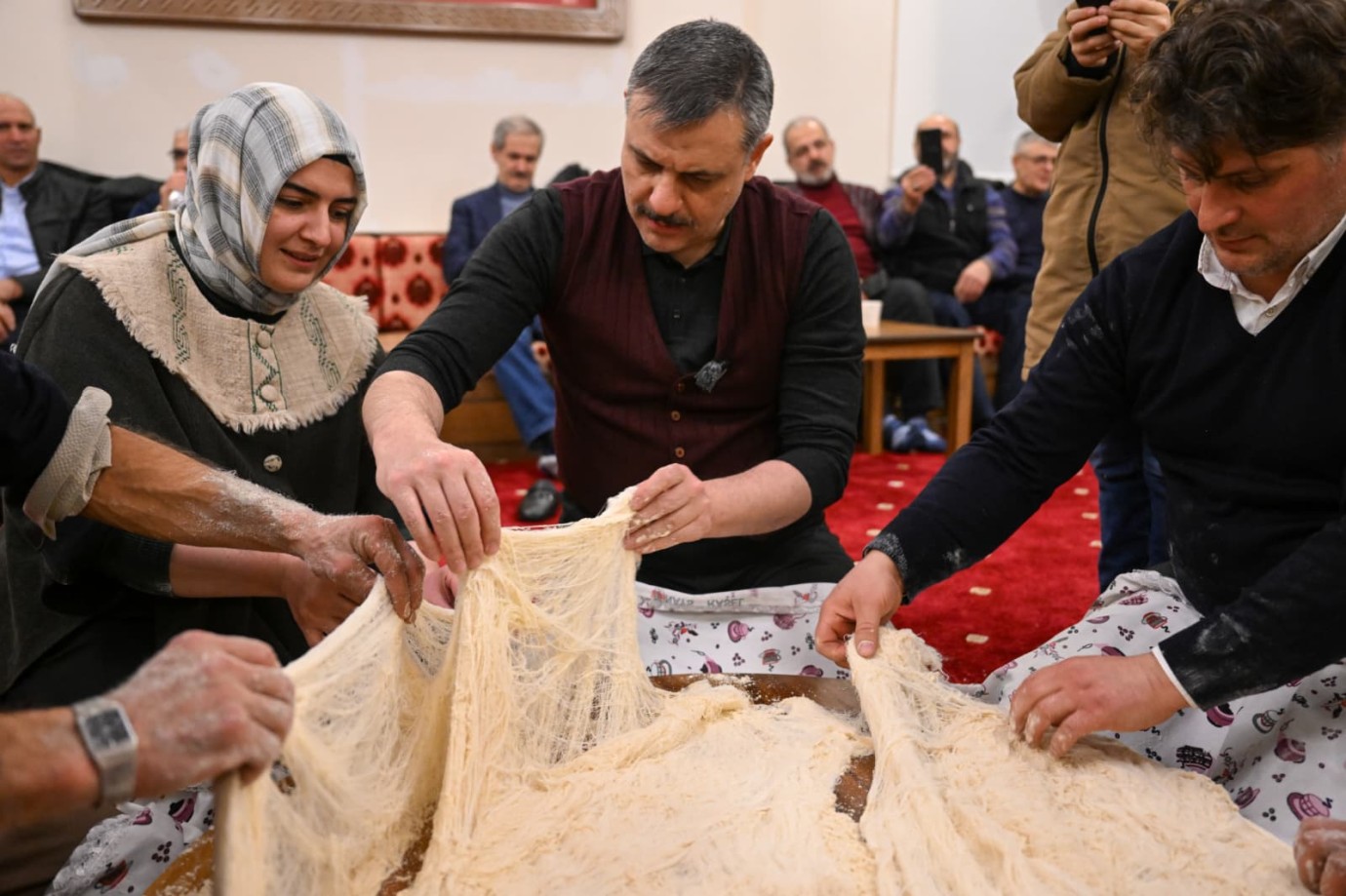 Vali Mustafa Çiftçi tel helvası geleneğine eşlik etti