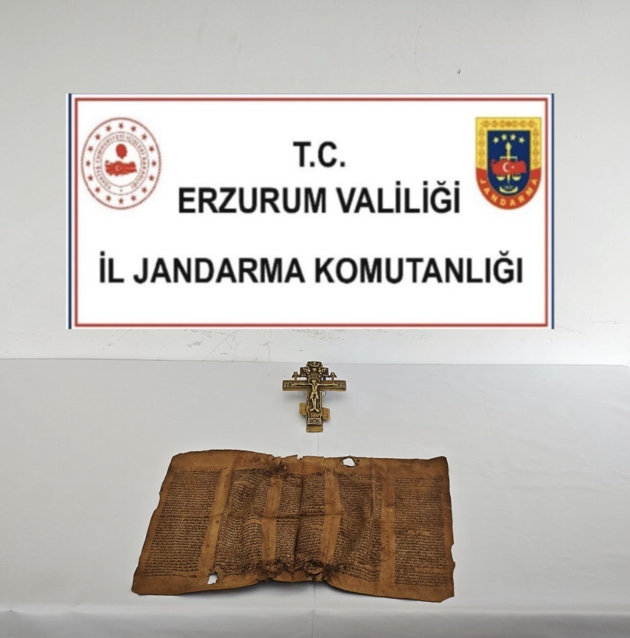 Pasinler'de tarihi eser operasyonu: parşömen ve bronz haç ele geçirildi