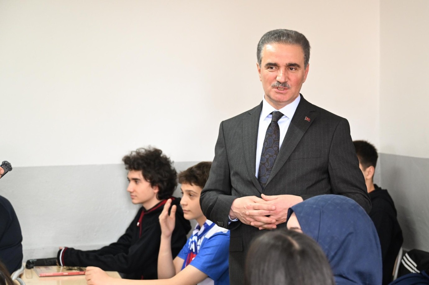 Vali Baruş okul ziyaretinde “Görevimiz sizlerin güvenliğini sağlamak”