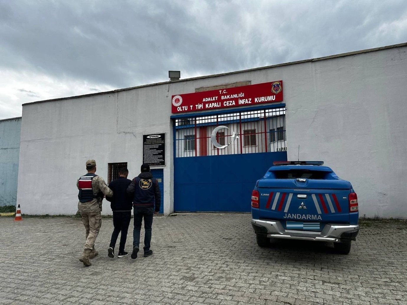 Erzurum'da narkotik operasyonları: 2 firari hükümlü yakalandı